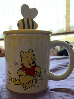 Disney Winnie the Pooh Bee Lid Mug 18oz Chip on Handle